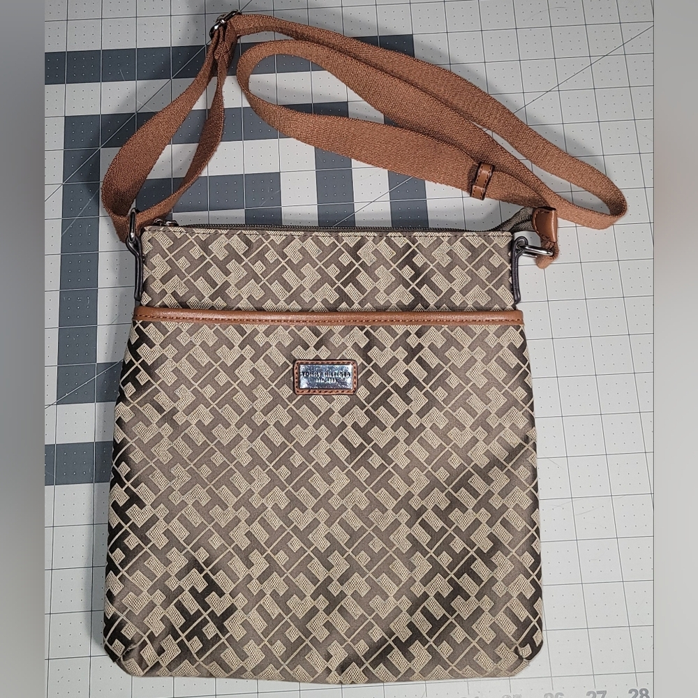 Tommy Hilfiger Stylish Crossbody Bag